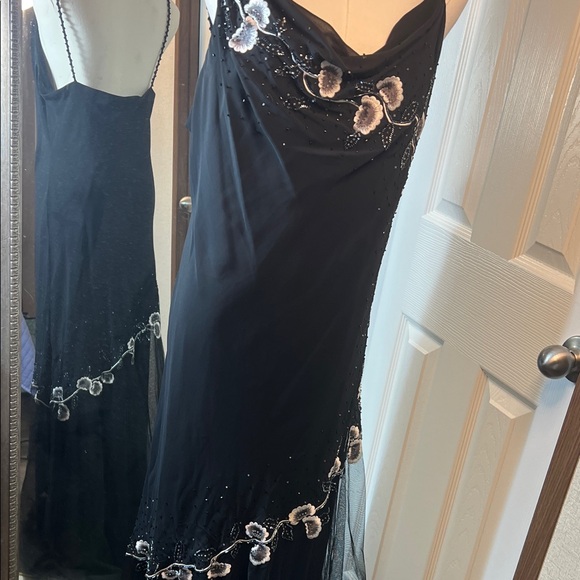 Chic Black Maxi Dress with Floral Details - Picture 3 of 9